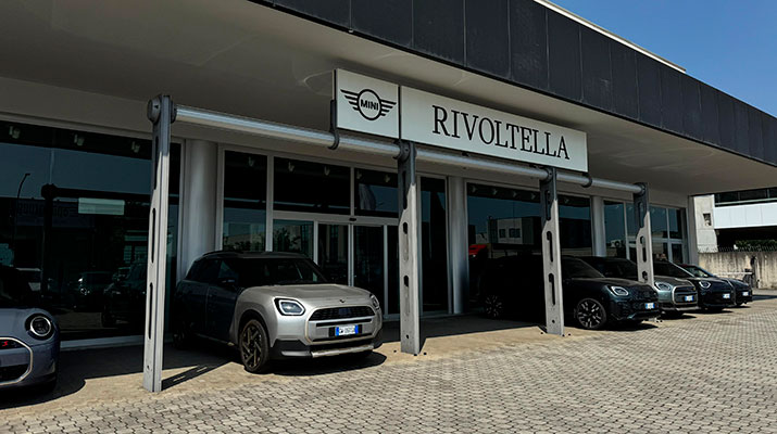 Vediamo l'entrata del Partner MINI Rivoltella con alcune MINI parcheggiate
